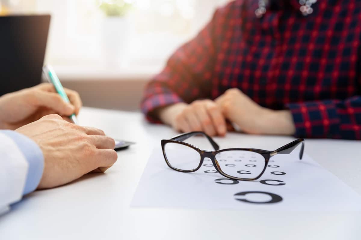 How Corrective Lenses Differ From Eyeglasses in Fit and Function