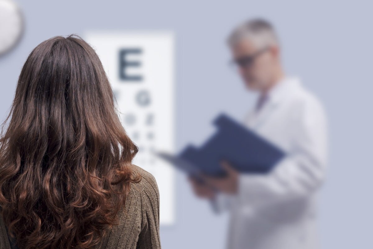 How Corrective Lenses Differ From Eyeglasses in Fit and Function