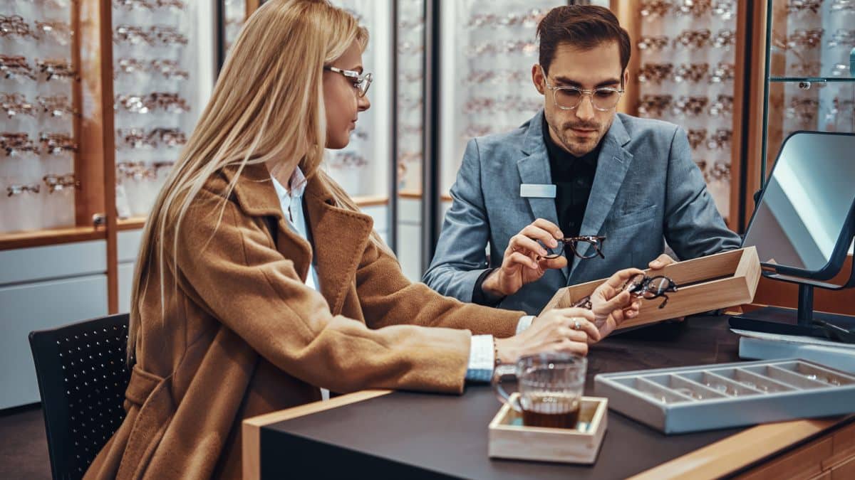Boutique Eyewear vs. Chain Stores: Why Quality Wins